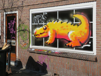 829555 Afbeelding van graffiti met een prehistorisch beest, op het voorraam van het leegstaande pand Aardbeistraat 36 ...